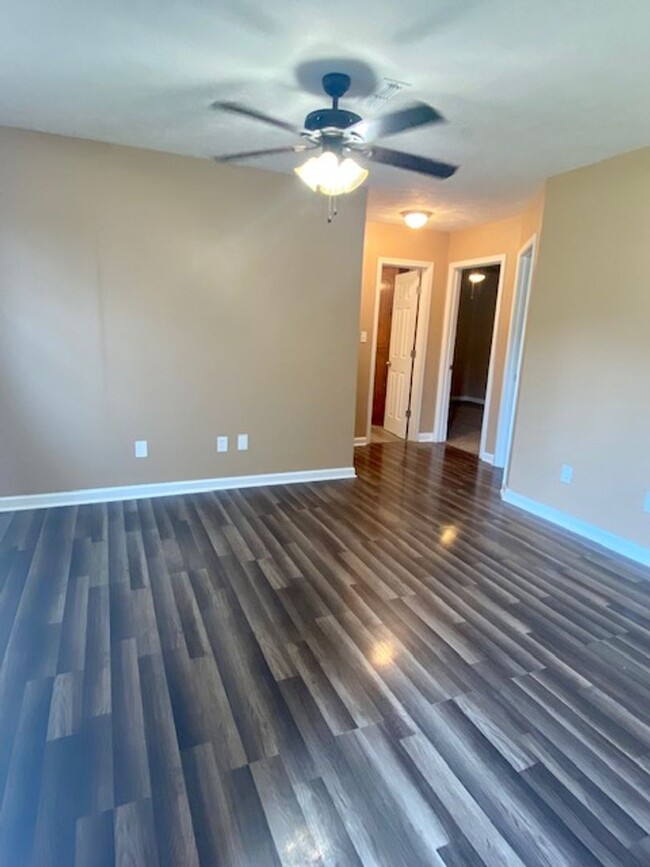 Building Photo - Perfect Starter Home