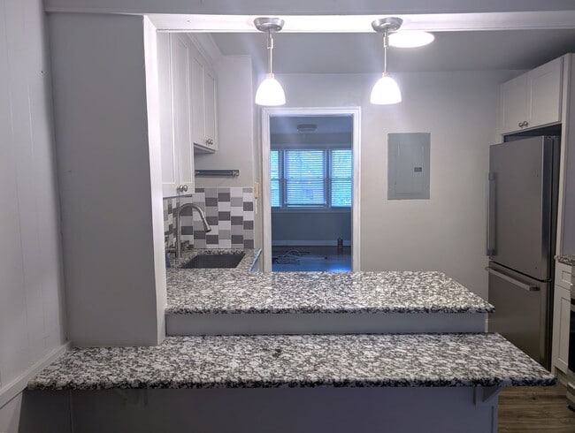 Building Photo - Minutes from Uptown!  Great Price & Locati...