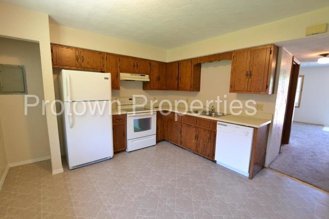 Building Photo - 650 Meadowood Ln
