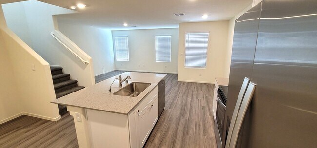 Foto del edificio - LIKE BRAND NEW AND BEAUTIFUL! 3 BEDROOMS, 2.5 BATHS