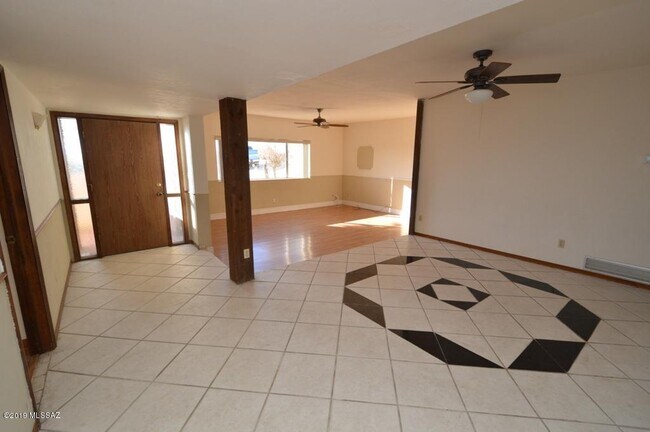 Foto del edificio - 5050 N Hillcrest Dr