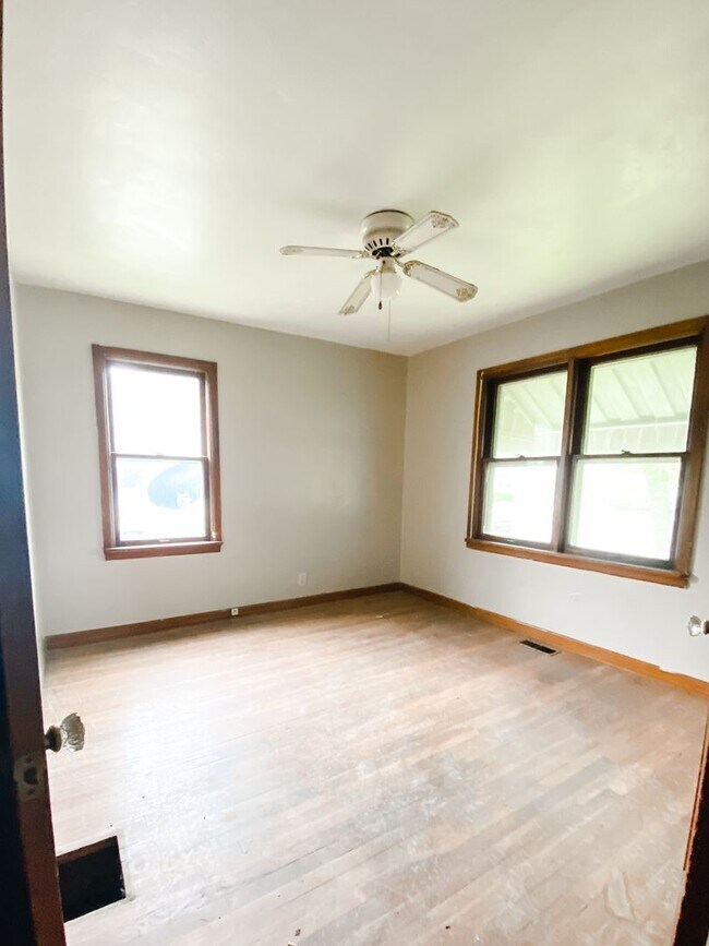 Building Photo - 3 Bedroom House
