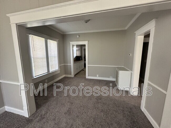 Building Photo - 204 Kingwood Dr