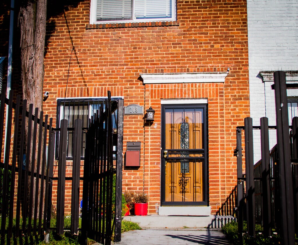 Primary Photo - 208 35th St NE