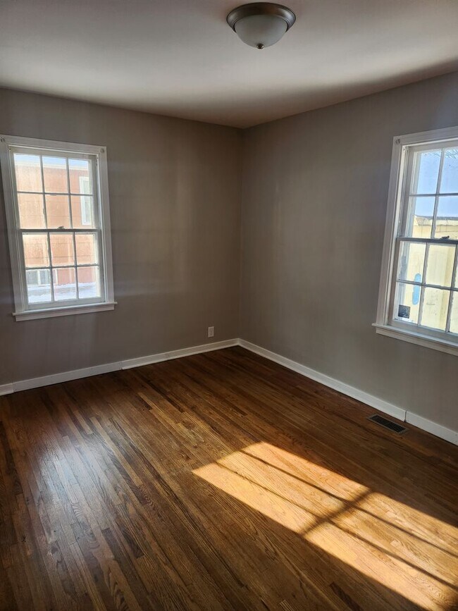 Foto del edificio - 4 bed 1 bath single family house.