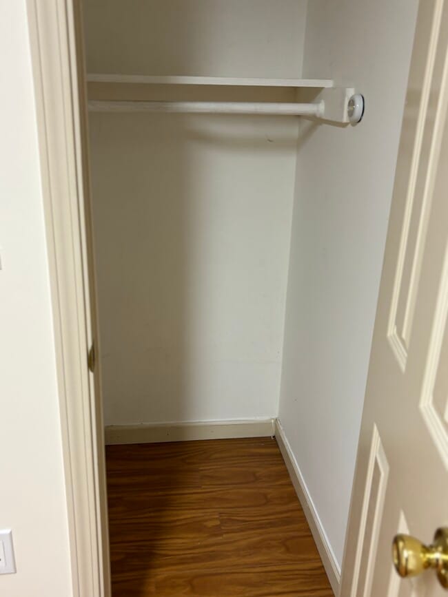 Armario - 2550 35th Ave