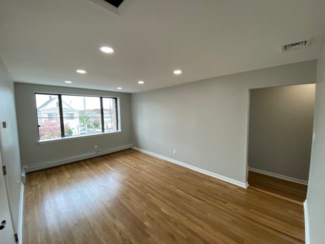 Building Photo - 100 Lakeview Ave