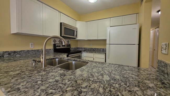 Building Photo - FOR RENT 3 bedroom, 2 bathroom townhome