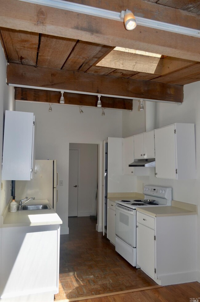 Building Photo - 84 Madrone Ave