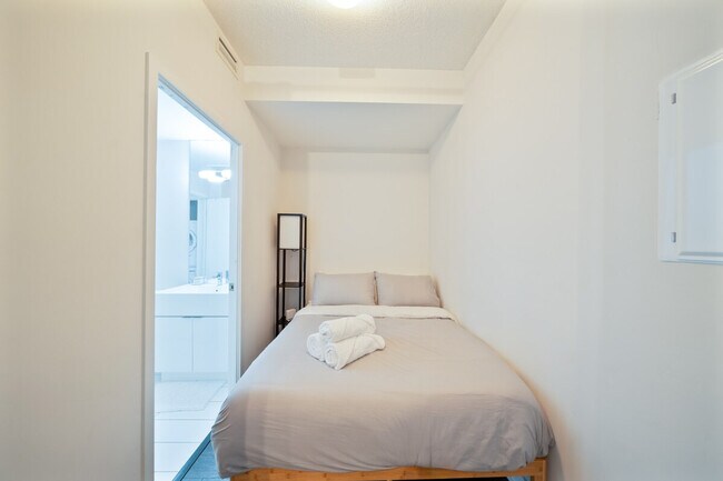 Building Photo - 2708 Puente de Luz