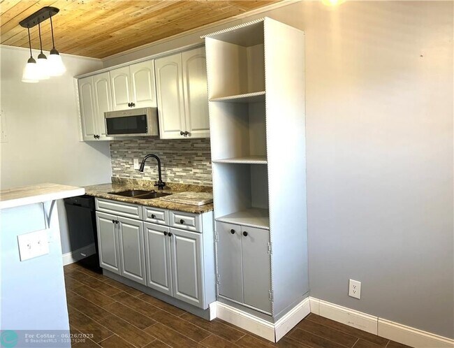 Building Photo - 1004 Pine Dr