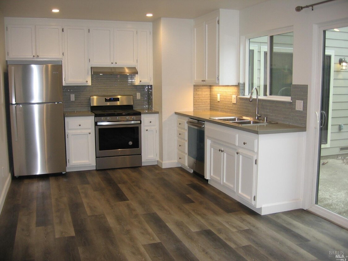 Primary Photo - 6 Burgundy Way
