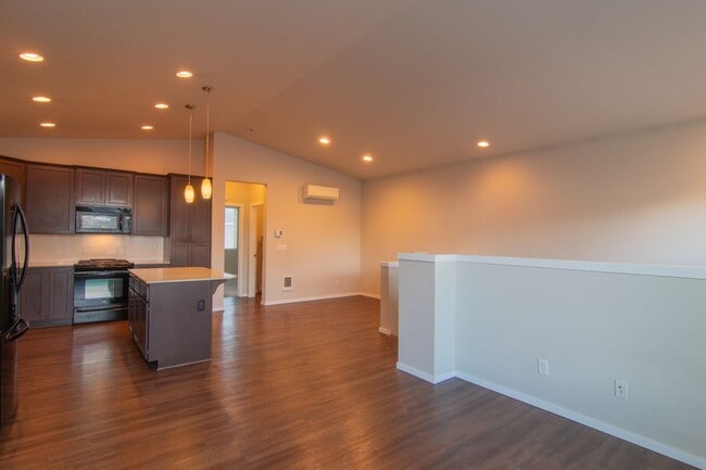 Building Photo - Kendall Yards, 2 Bedroom Townhouse, Over-s...