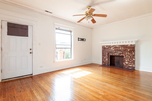 Building Photo - 902 W Belle Plaine Ave