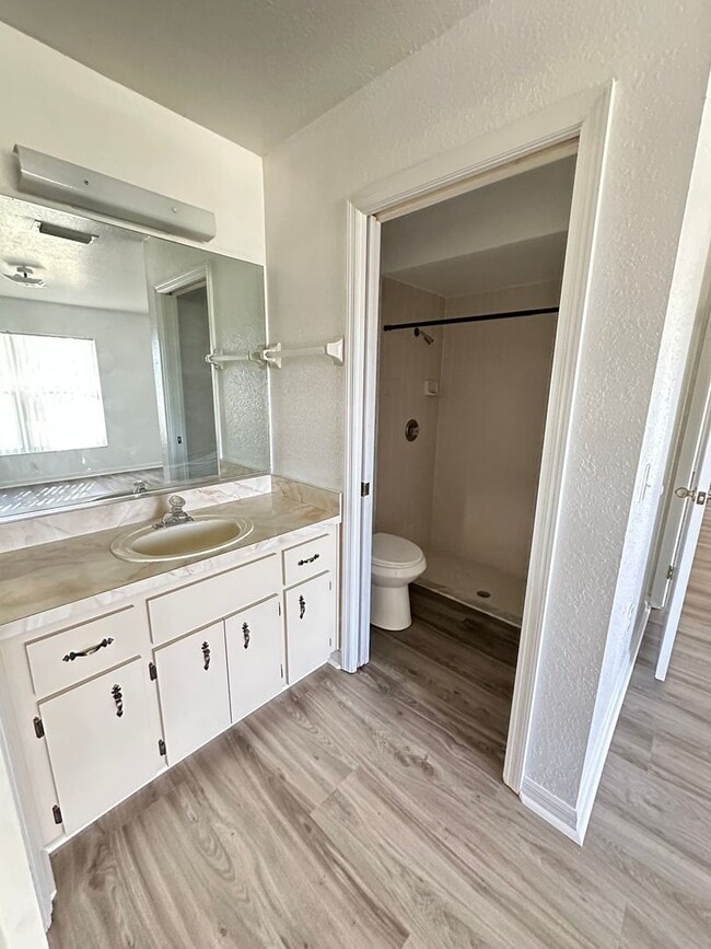 Building Photo - Affordable and move-in ready!