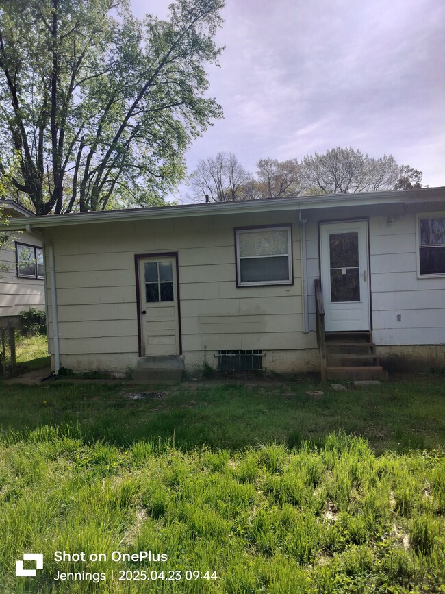 Building Photo - 9013 Dever Dr