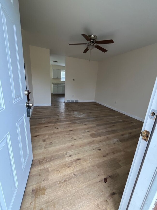 Building Photo - 2 Bed 1.5 bath with ac and off-street parking