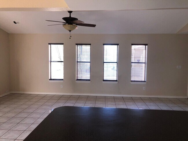 Foto del edificio - 230 Stern Dr