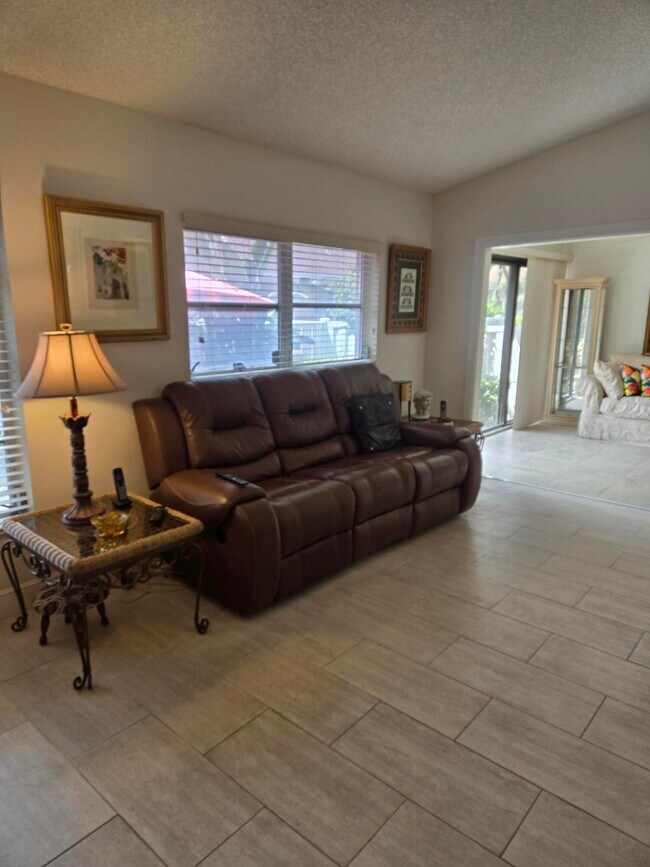 Foto del edificio - 8081 Springtree Rd