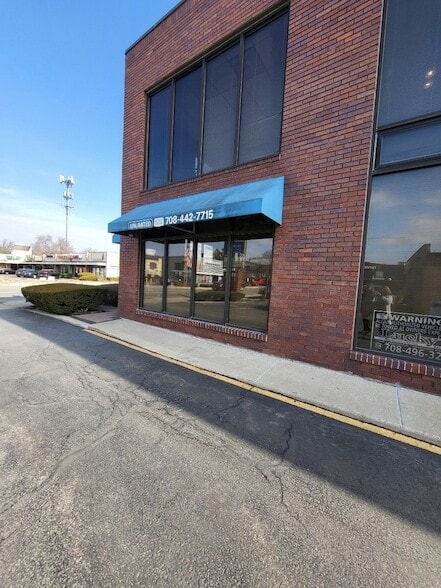 Foto del edificio - 7851 Ogden Ave