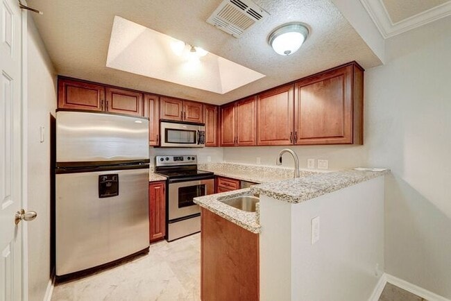 Building Photo - MOVE IN SPECIALS 2 weeks FREE - Townhouse with 2 Bedrooms 2 Bath!