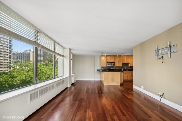 Foto del edificio - 1355 N Sandburg Terrace