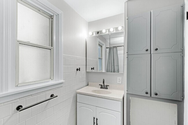 Building Photo - GORGEOUS 3 BEDROOM HOME IN DRAVOSBURG WITH...