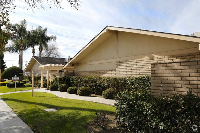 Foto del edificio - Catalina Gardens 62+ Senior Apartments