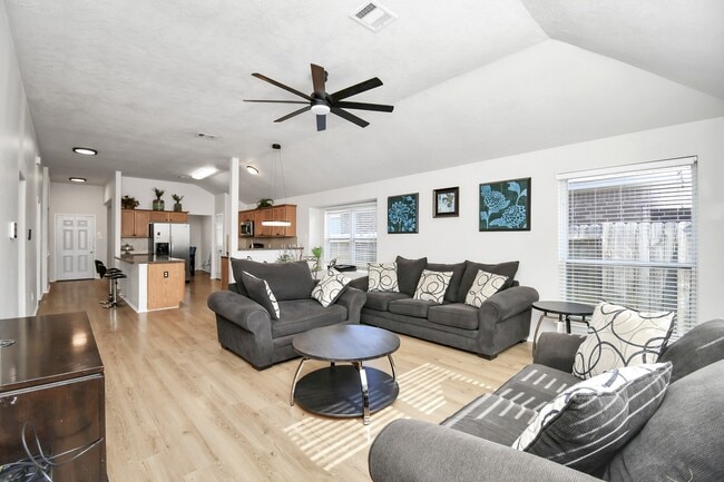 Building Photo - 19931 Roycroft Ln