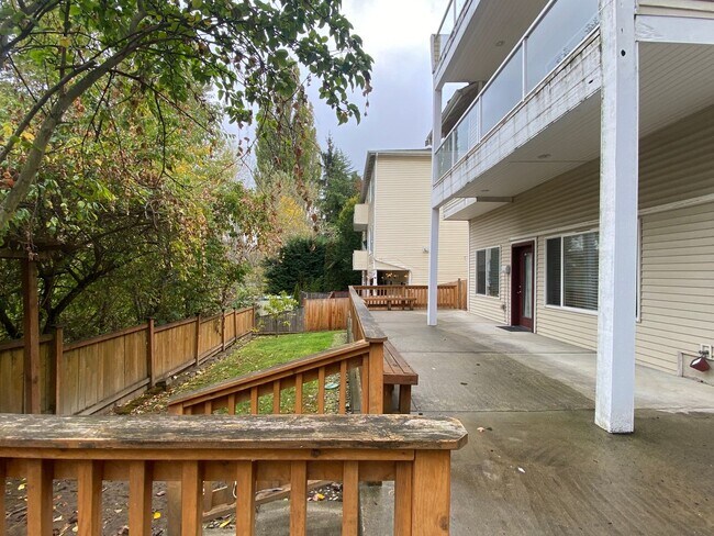 Building Photo - 3 bedroom Renton home with views!