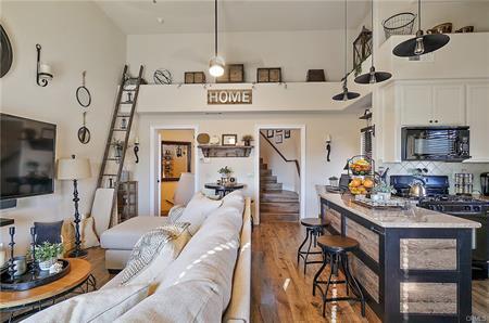 Building Photo - 482 Rockview St
