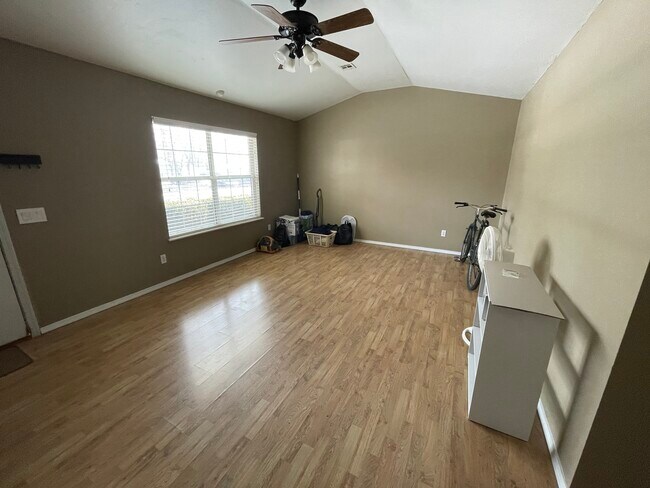 Building Photo - 289 N C St