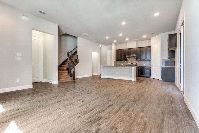 Building Photo - 616 Club Dr