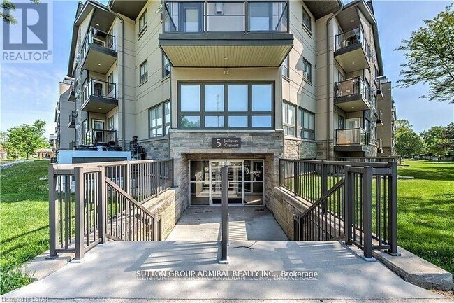 Photo du bâtiment - 5 Jacksway Crescent