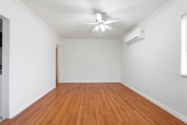 Foto del edificio - 7932 Brimfield Ave