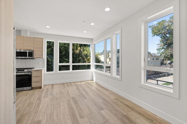 Foto del edificio - Beautiful Greenwood Townhome with Rooftop ...