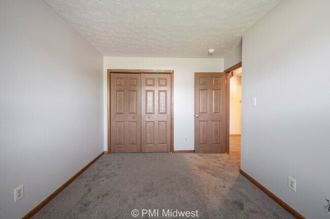 Building Photo - New place, new vibe, same small-town charm