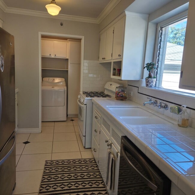 Foto del edificio - 1121 N Cambridge Ave