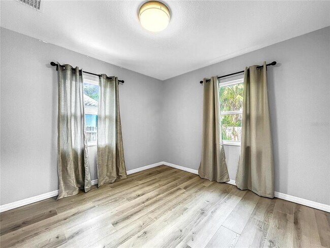 Foto del edificio - 6809 S Himes Ave