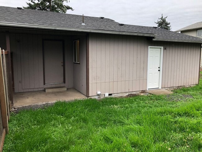 Building Photo - Updated single level 2 bedroom 1 bath duplex in Springfield!