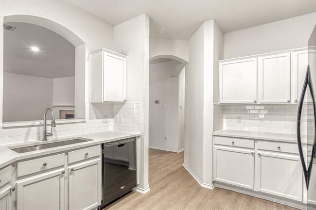 Building Photo - 411 Masonwood Dr