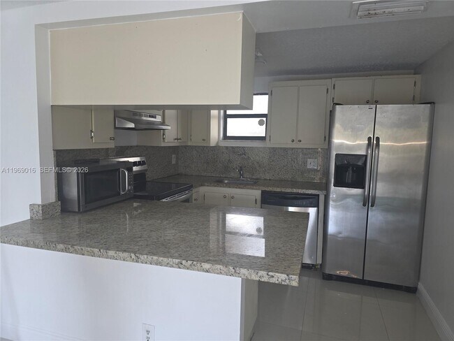 Foto del edificio - 8290 Lake Dr