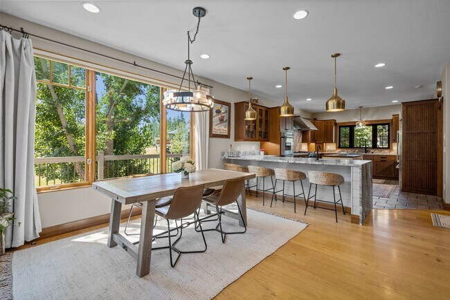 Building Photo - 4Bed 4Bath Charming Creekside Home within ...