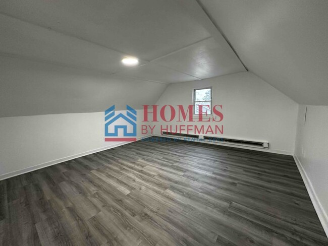 Building Photo - Upstairs One Bedroom Duplex | Move-in Ready