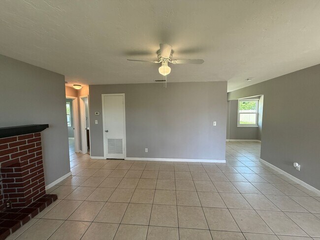 Building Photo - 3 Bedroom 2 Bath Single Family Home