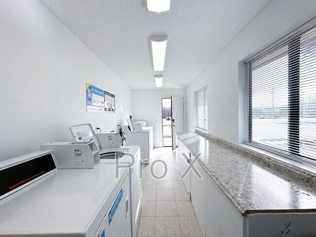 Foto del edificio - 1045 Happy Hollow Rd