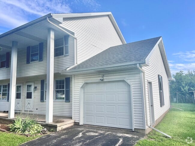 Building Photo - 730 Crestview Dr