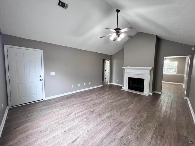 Building Photo - 221 Deer Track Ct