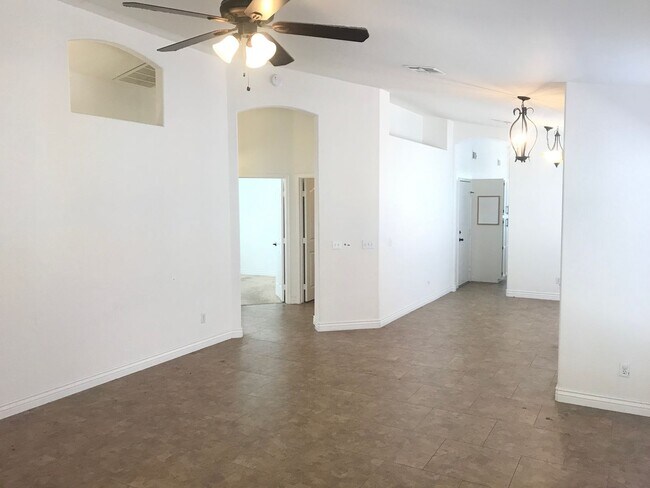 Building Photo - 3 bed 2 bath home with Newer Tile and Shower.