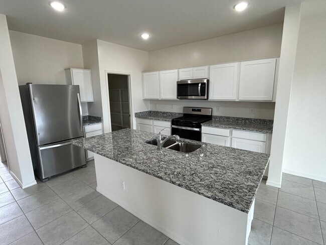 Foto del edificio - INCREDIBLE BRAND NEW HOME THAT BACKS THE P...